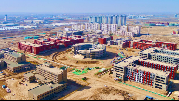 復工以來，蘭州工業學院蘭州新區新校區建設項目火力全開，走近各作業面，材料運輸車輛來回穿梭、支溝作業現場轟鳴作響、體育場周邊大型吊機往來運作、綜合管廊內電焊火花飛揚……一派忙碌景象！據了解，項目部緊緊圍