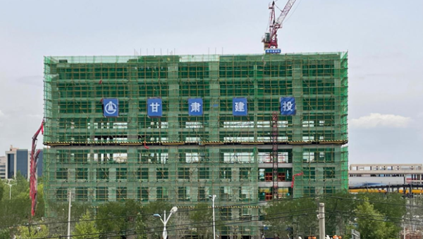 伴隨著辦公樓主體質(zhì)量驗(yàn)收順利通過，標(biāo)志著甘肅省交科建設(shè)有限公司承建的蘭州大宏蘭州新區(qū)二期綜合辦公樓建設(shè)項(xiàng)目已邁向新的建設(shè)階段。自開工以來，項(xiàng)目管理團(tuán)隊(duì)秉承“只爭(zhēng)朝夕搶工期精心組織出精品”的理念，緊緊圍