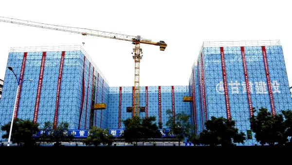10月16日，由甘肅省交科建設有限公司承建的蘭州新區新材料產業園區公共服務平臺項目主體結構順利封頂，為該項目二次結構和裝飾裝修奠定堅實基礎。據了解，該項目為公共建筑工程，自建設以來，項目管理團隊面對工