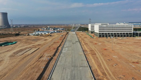 10月15日，記者走近蘭州新區城市礦產與表面處理產業園(二期)周邊基礎設施項目-園區西路南延段(緯五十路至緯二十八路)，一條不斷向南延伸的道路已初具雛形。據悉，該項目由甘肅建投承建，道路全長5.67k