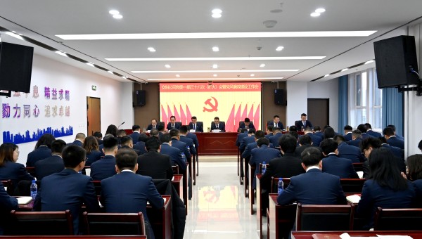 2月28日上午，交科公司黨委一屆三十八次（擴(kuò)大）會(huì)暨黨風(fēng)廉政建設(shè)工作會(huì)順利召開。會(huì)議傳達(dá)學(xué)習(xí)了習(xí)近平總書記重要文章《健全全面從嚴(yán)治黨體系》和甘肅建投黨委一屆五次全體(擴(kuò)大)會(huì)議精神；審議通過了交科公司