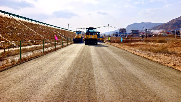 近日，交科公司二公司那勒寺鎮沿川經濟帶產業道路建設工程水穩基層試驗段攤鋪作業順利完成，標志著該項目道路面層施工正式邁上“快車道”。據悉，該項目道路主線全長3.25km，支線長475m，本次水穩基層試驗