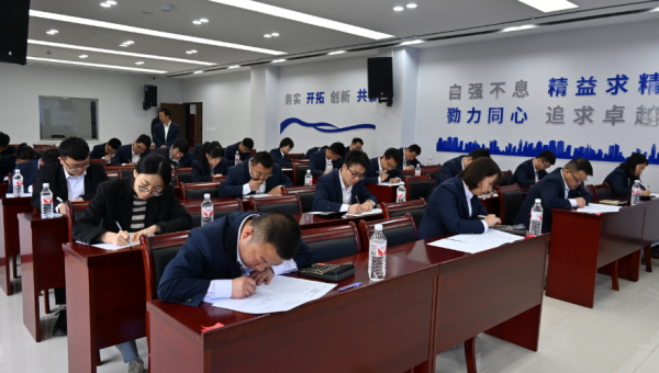 “本屆競(jìng)賽試題結(jié)合了財(cái)務(wù)業(yè)務(wù)實(shí)際、制度與核算辦法，設(shè)置會(huì)計(jì)實(shí)務(wù)全流程核算應(yīng)用題，重點(diǎn)考察選手們專業(yè)知識(shí)綜合運(yùn)用能力、全流程業(yè)務(wù)處理能力和實(shí)際問題解決能力！”5月12日，西部市政建設(shè)集團(tuán)工會(huì)“2025年