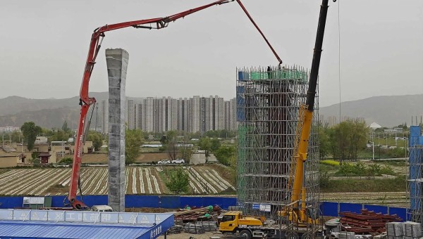 在西部市政建設(shè)集團(tuán)四公司臨夏市環(huán)城北路橋梁及附屬工程（二期）項(xiàng)目現(xiàn)場(chǎng)，鋼筋加工區(qū)火花飛揚(yáng)、安裝墩柱區(qū)一件件鋼筋骨架安全運(yùn)達(dá)、泵車將一方方混凝土輸送至墩柱澆筑......現(xiàn)場(chǎng)一片繁忙景象。自四月復(fù)工以來